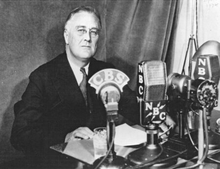 Un'immagine del presidente Roosevelt mentre parla alla radio