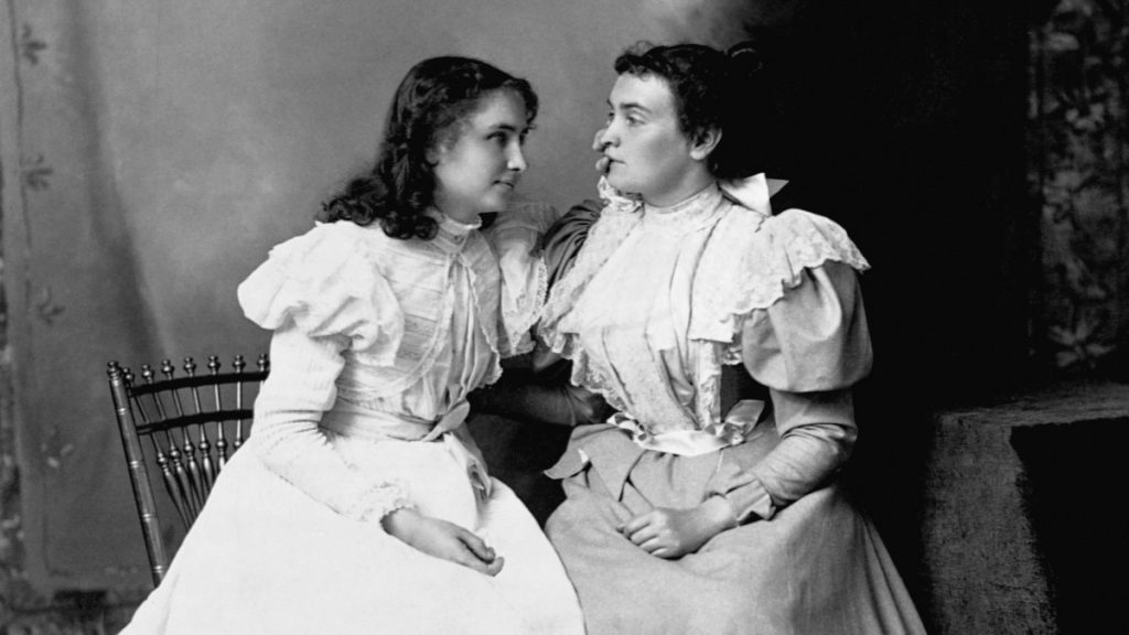 Una foto in bianco e nero di Helen Keller e Anne Sullivan