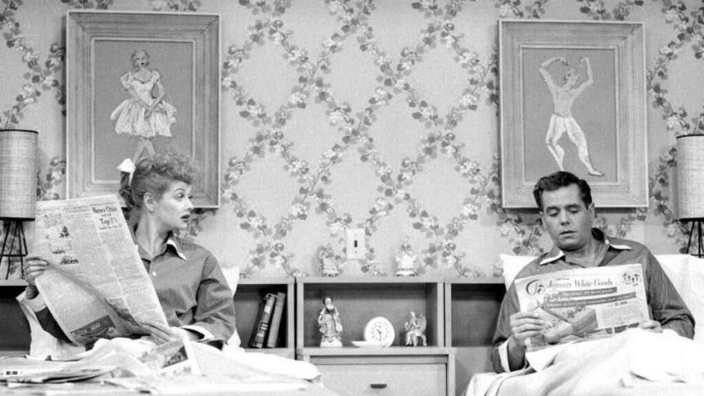 I protagonisti della sitcom I Love Lucy dormivano in due letti separati, poiché il codice Hays proibiva di mostrare un uomo e una donna sullo stesso letto.