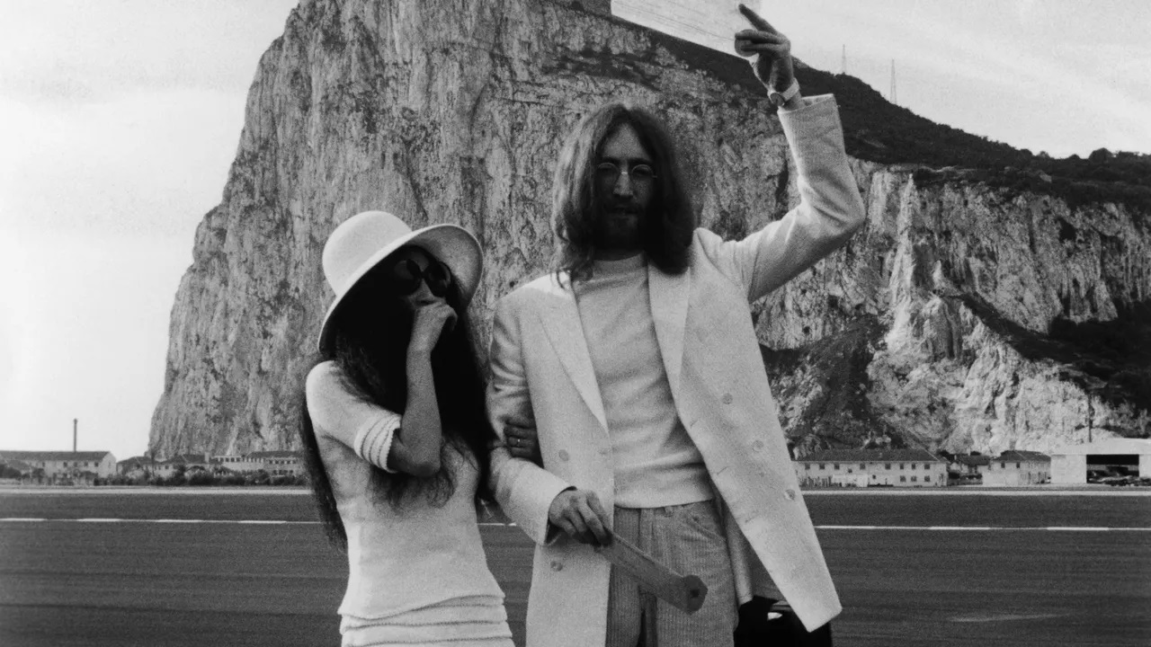 Yoko Ono ha davvero sfasciato i Beatles? Resta una delle donne più “odiate” al mondo