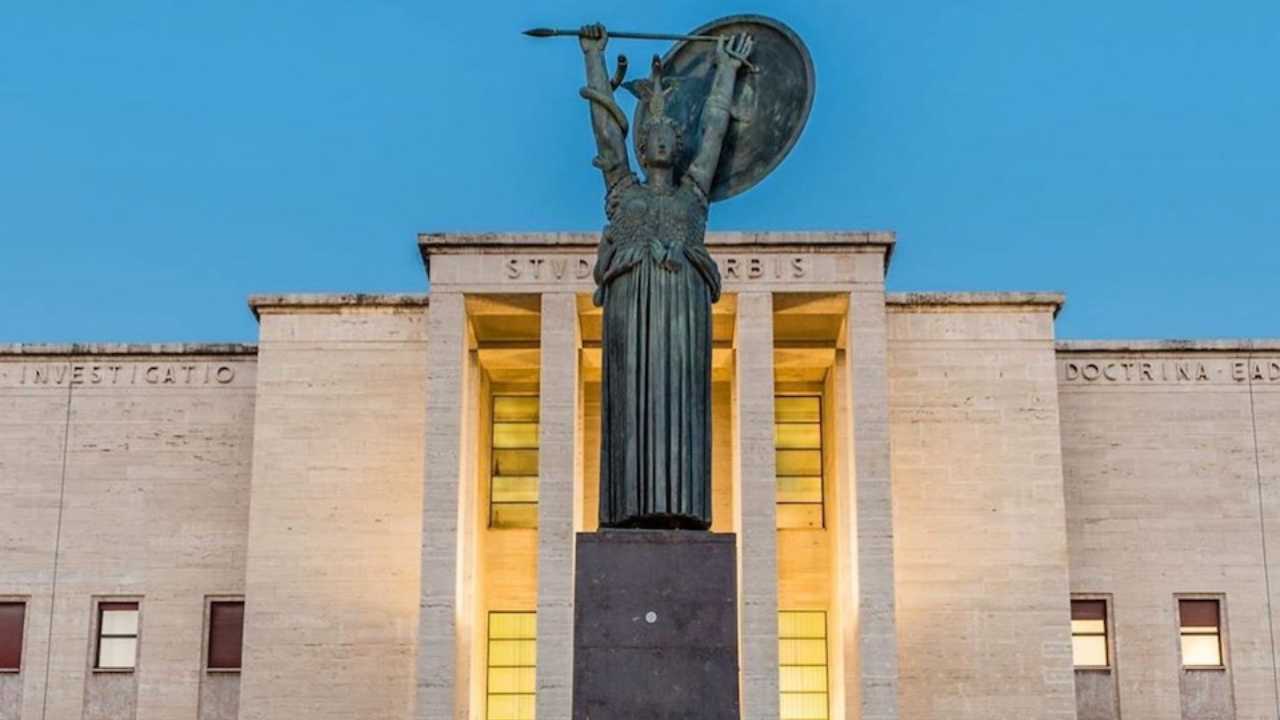 Da dove nasce la maledizione della Minerva, la statua che “impedisce” agli studenti romani di laurearsi?