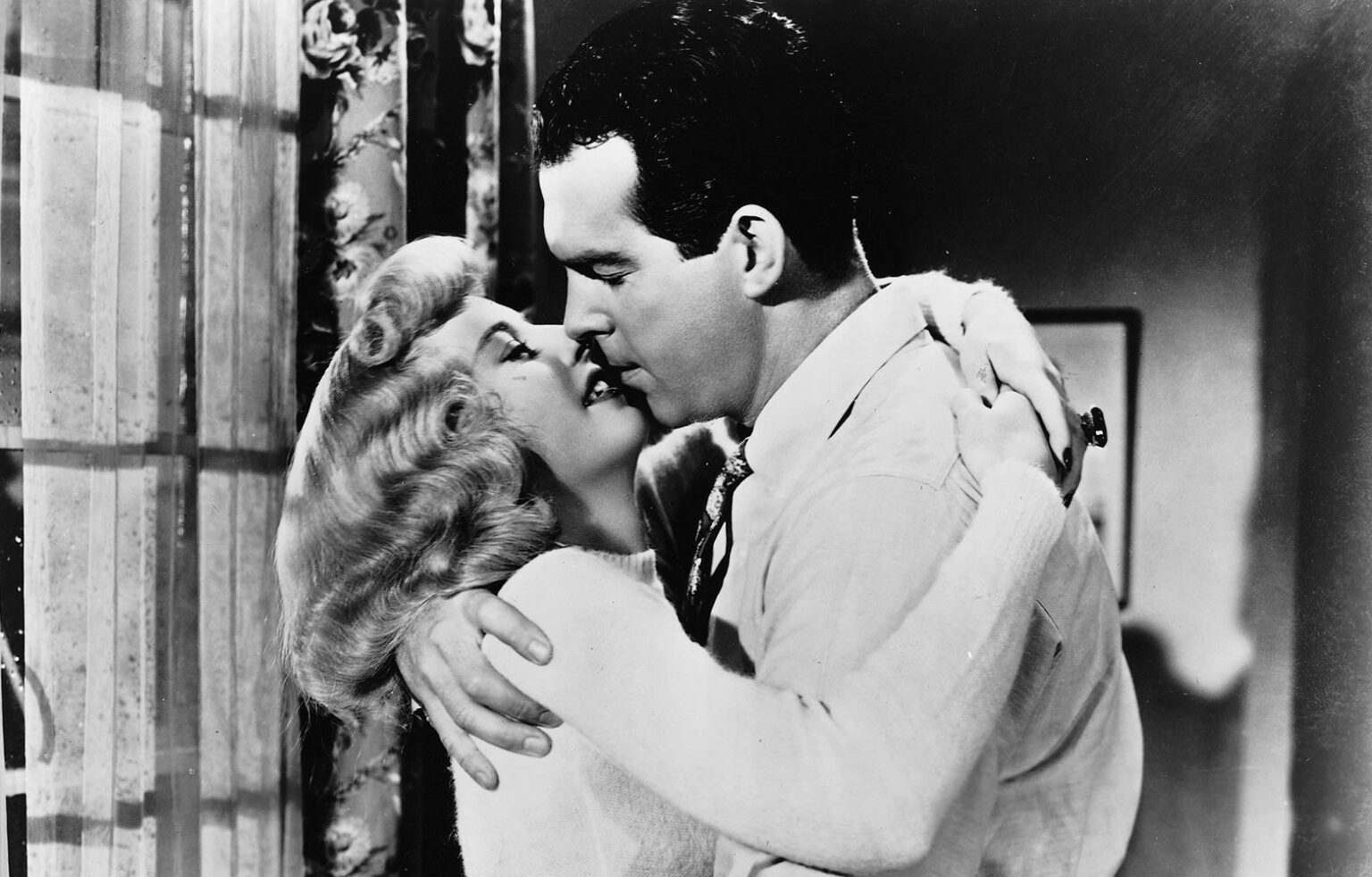 Chi è la Dark Lady? Tra cinema e romanzi la femme fatale è ancora una figura magnetica La fiamma del peccato