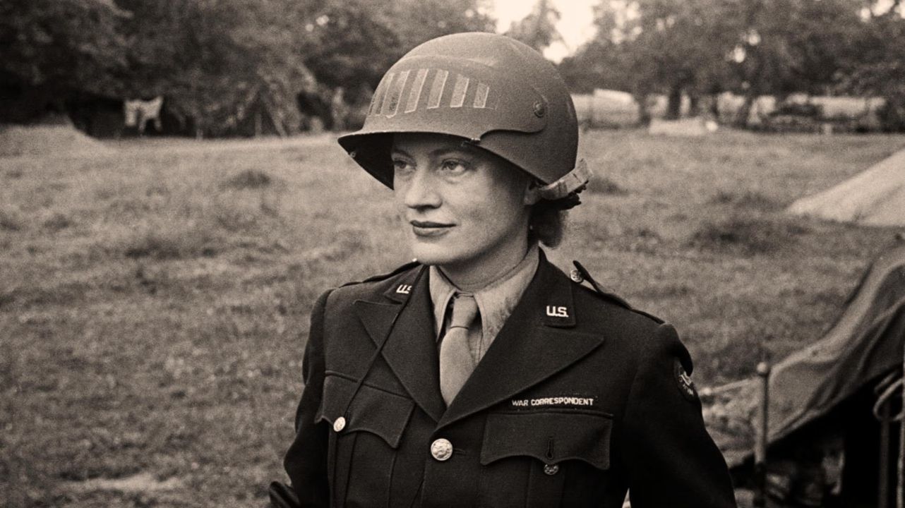 Chi era Lee Miller, la fotoreporter che raccontò la Seconda Guerra Mondiale per Vogue