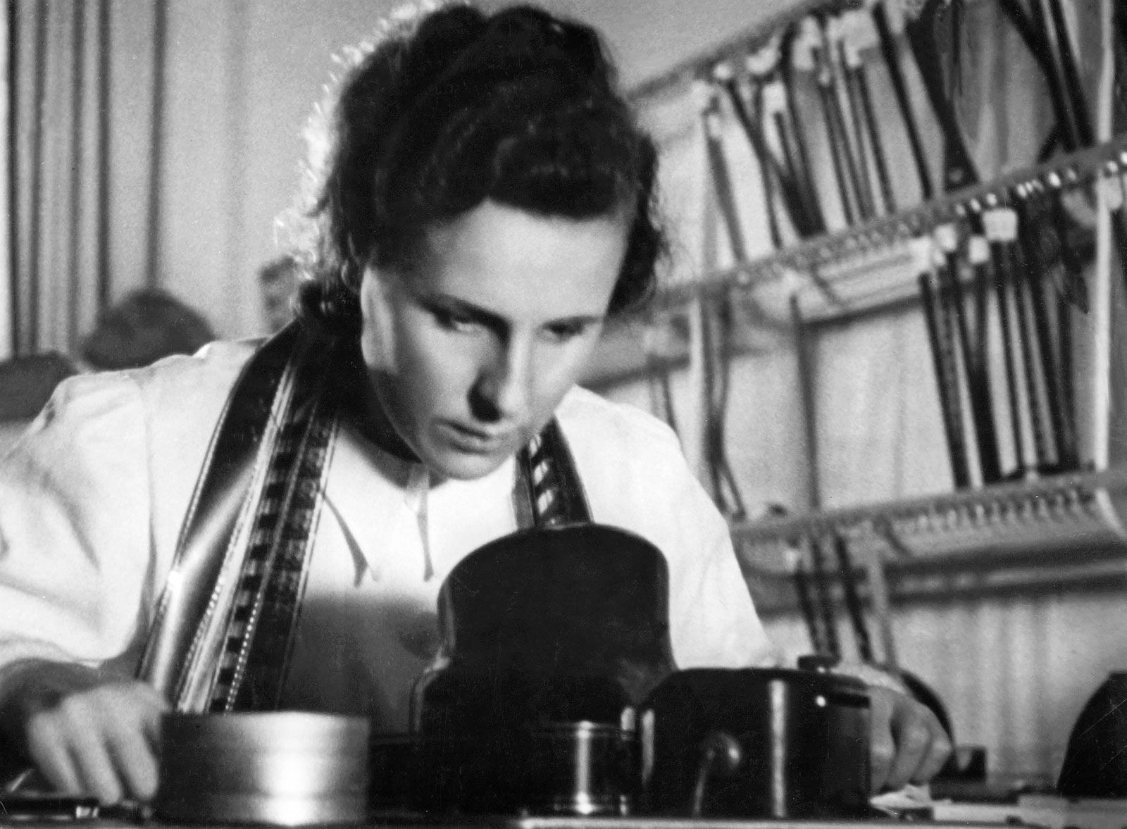 Leni Riefenstahl al lavoro in montaggio - Fonte: Britannica