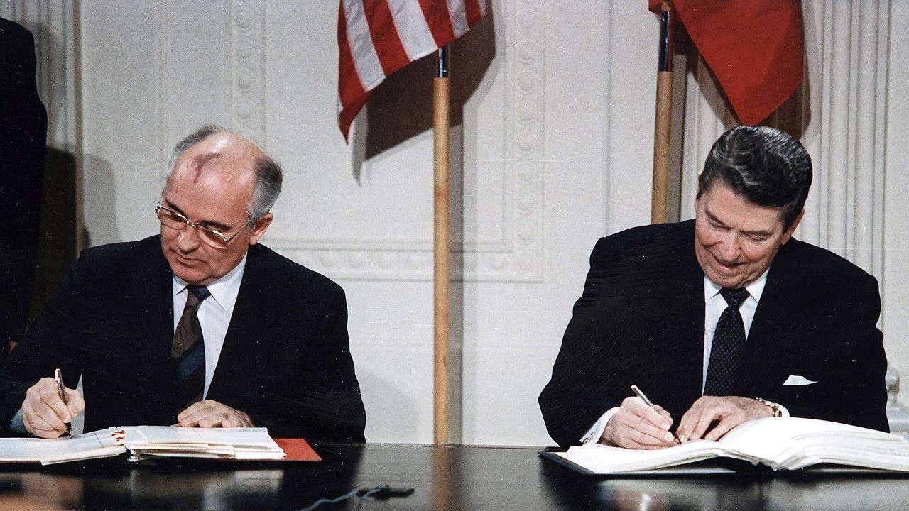 Michail Gorbačëv e Ronald Reagan firmano il trattato INF alla Casa Bianca nel 1987