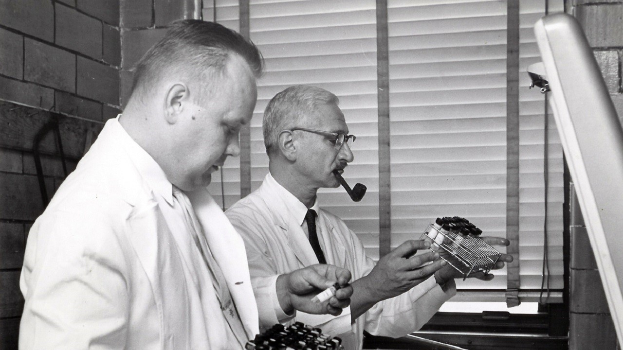 Il dottor Sabin al lavoro nel suo laboratorio nel 1960