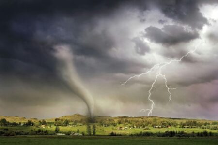 Un tornado su una pianura