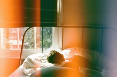 Uomo che dorme sul letto