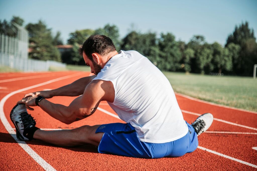 atleta che fa stretching