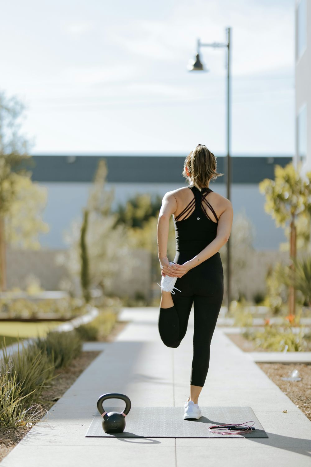 atleta donna che fa stretching