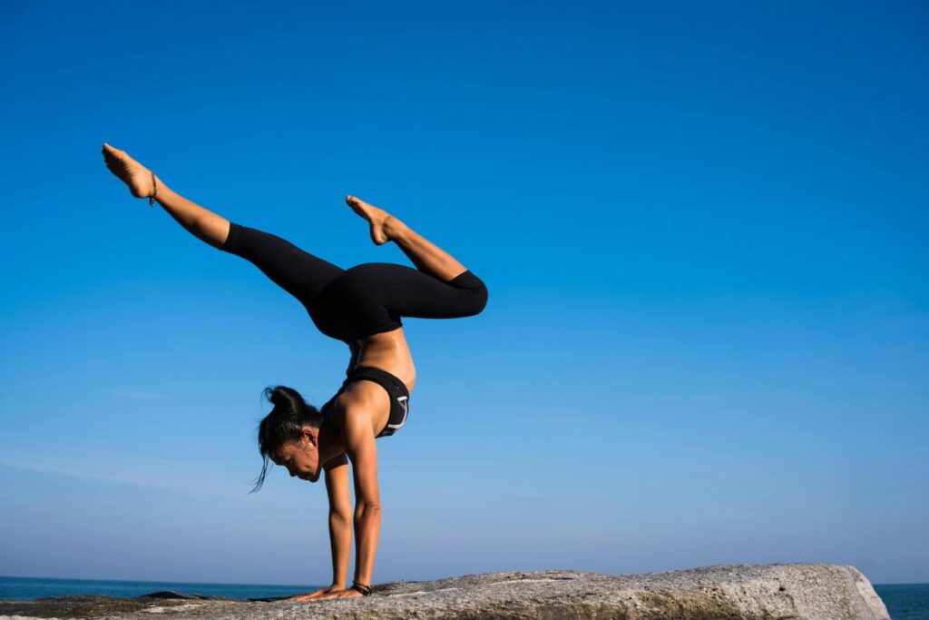 donna che fa yoga