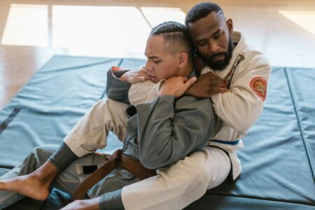 Un judoka impegnato in un chokehold