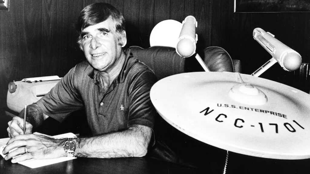 Gene Roddenberry con un modellino della USS Enterprise