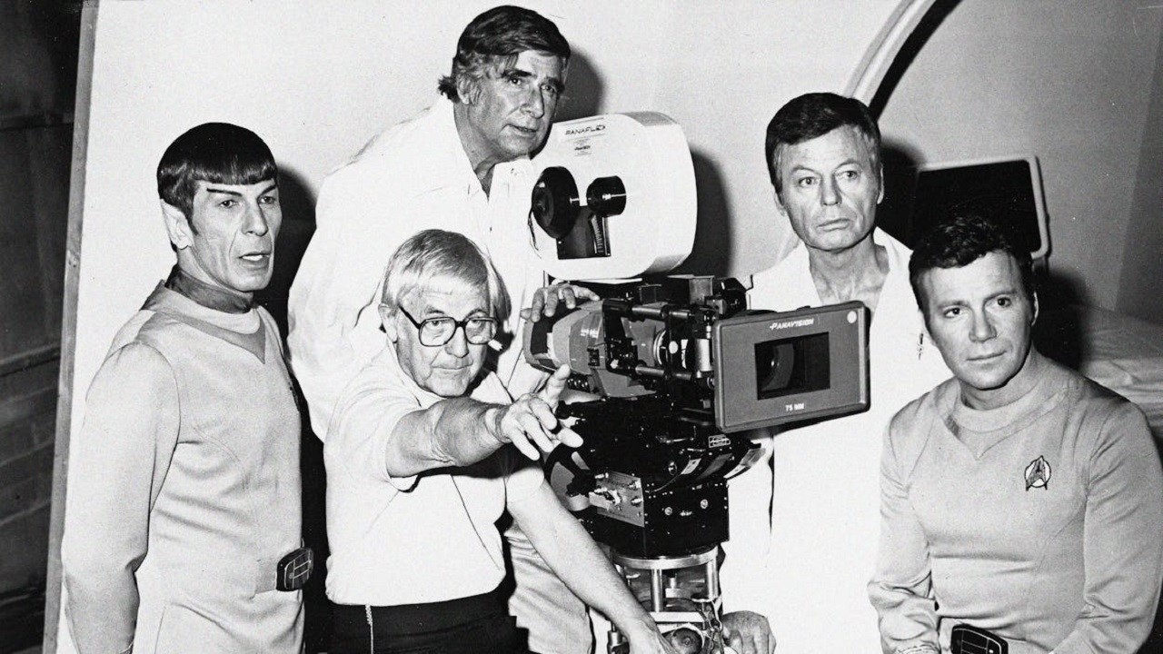 Gene Roddenberry con il regista Robert Wise e gli attori Leonard Nimoy (Spock), DeForest Kelley (Bones) e William Shatner (Kirk) sul set del primo film di Star Trek