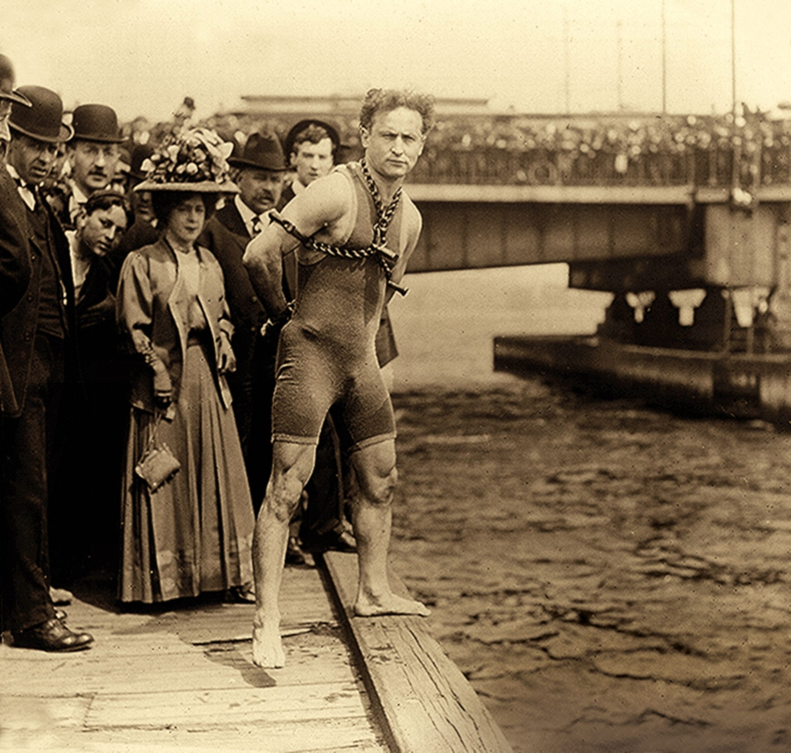 Houdini fotografato prima di una delle sue spettacolari prove