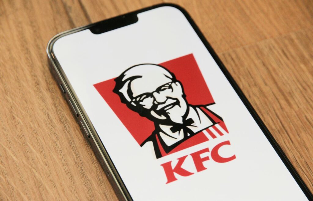 il logo di KFC su un cellulare
