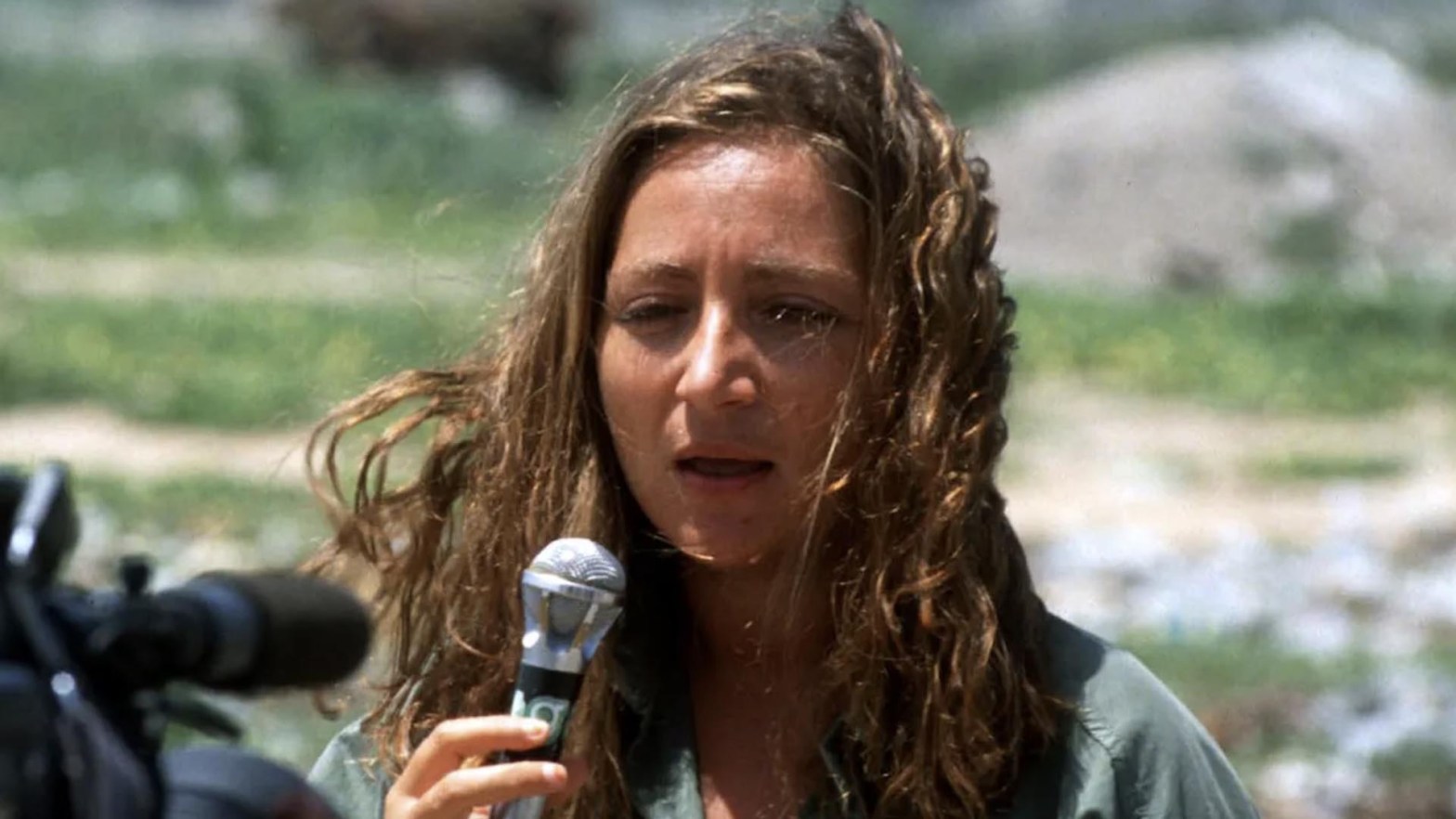 Ilaria Alpi durante un suo reportage