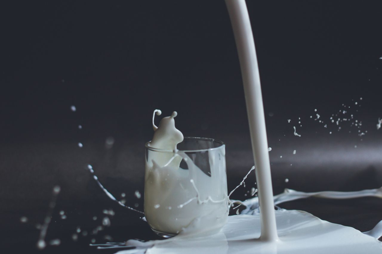 latte versato in un bicchiere