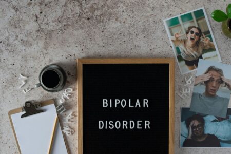 lavagnetta con la scritta sindrome bipolare