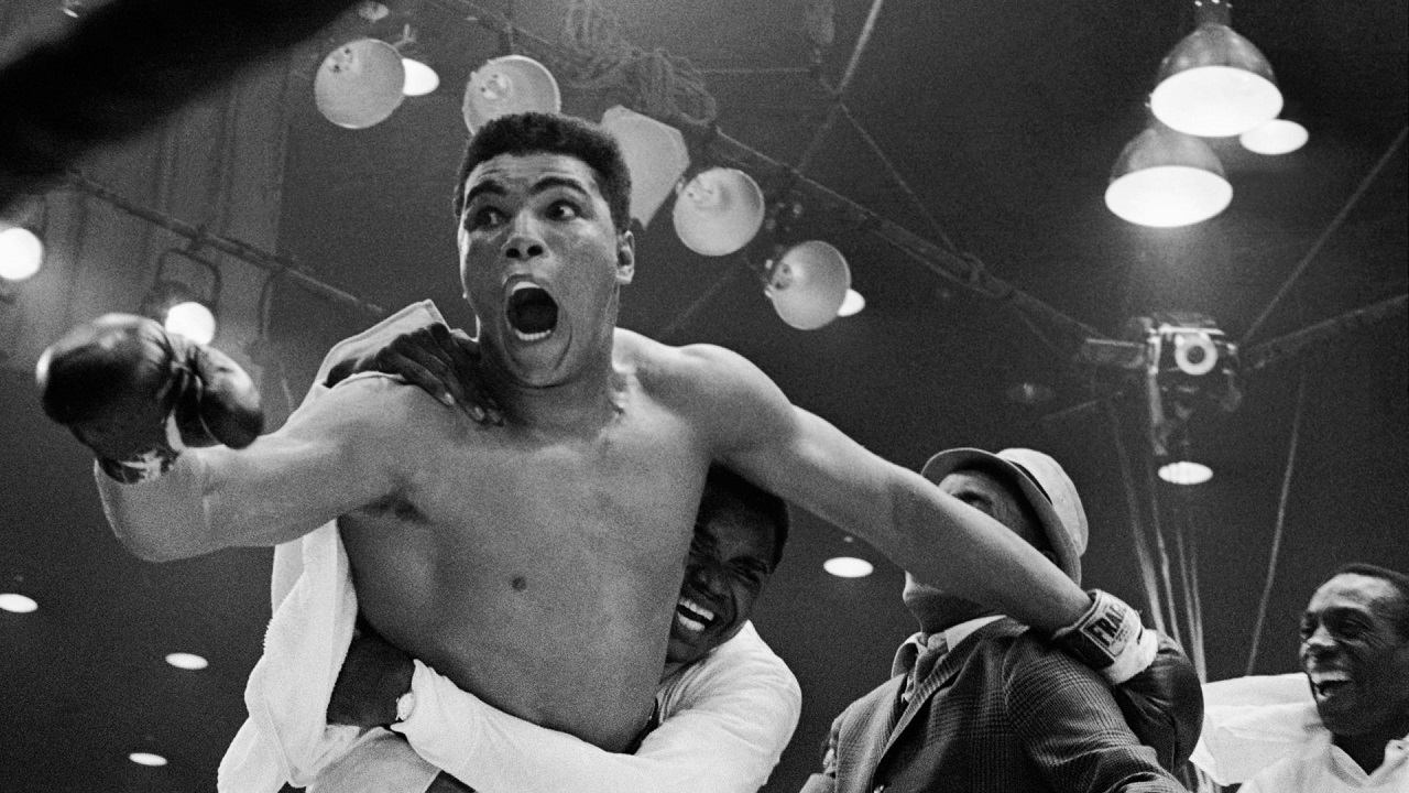 Il 22enne Cassius Clay vince il campionato mondiale dei pesi massimi del 1964