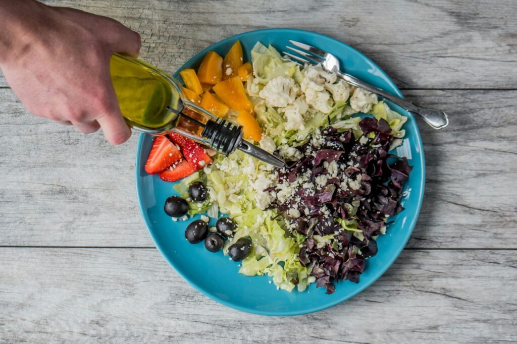 olio versato su piatto di verdure