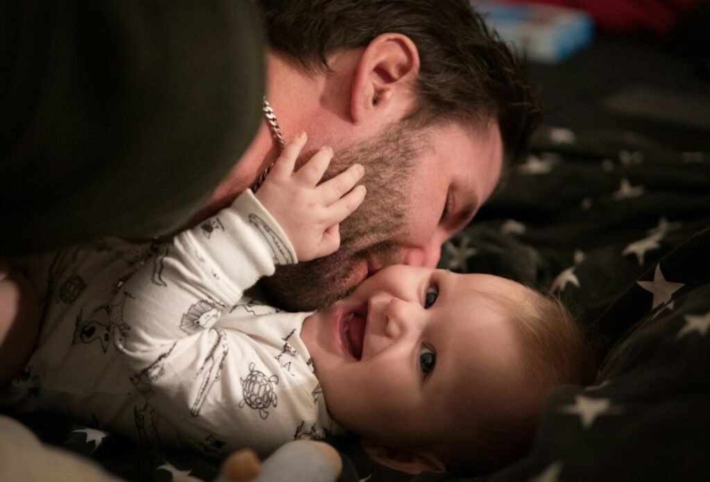 papà che bacia il suo bambino