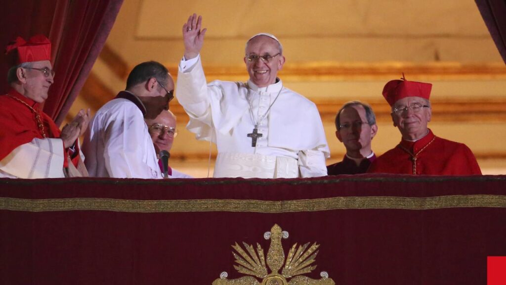 Papa Francesco si presenta ai fedeli subito dopo la sua elezione il 13 marzo 2013