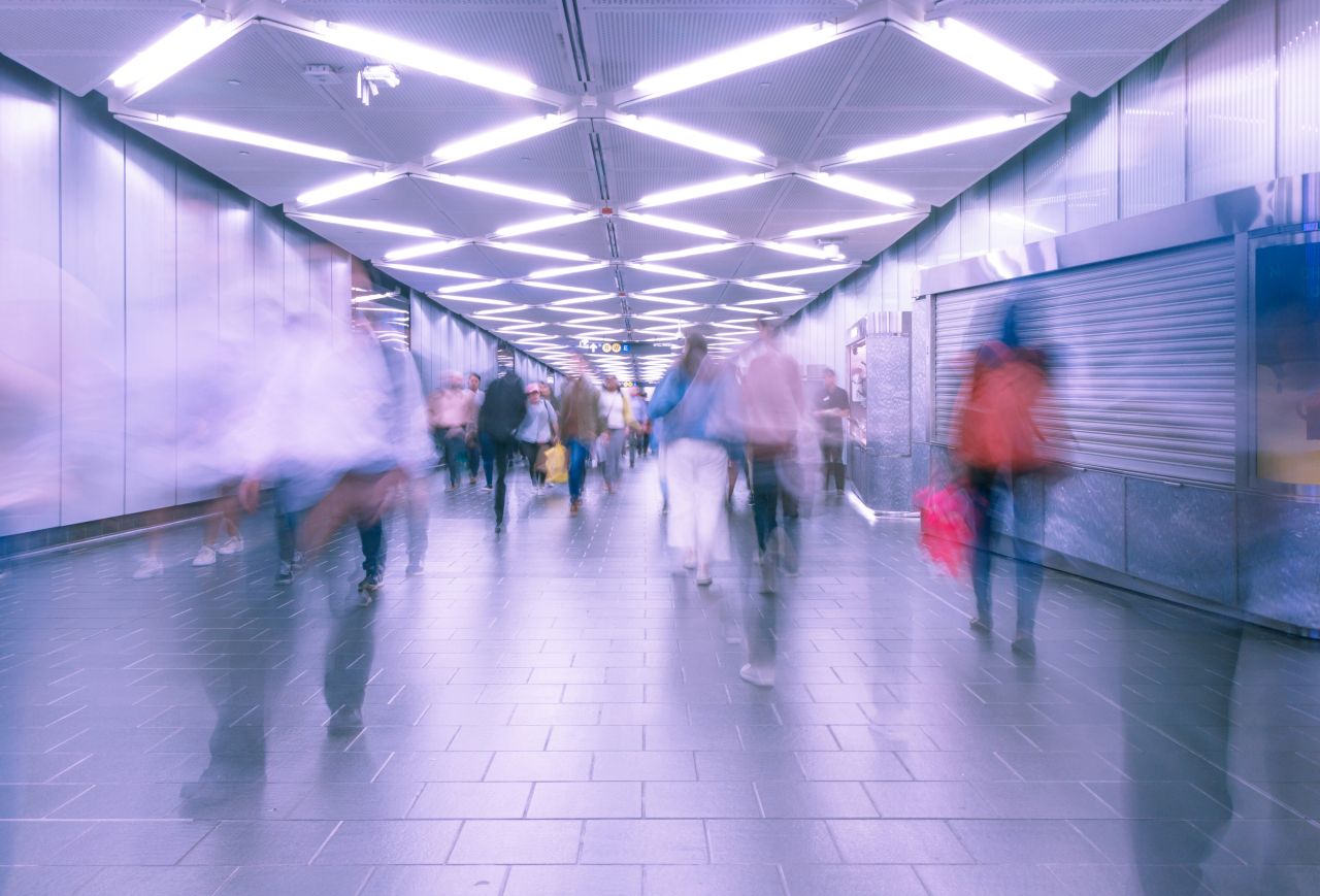 persone che camminano in metro