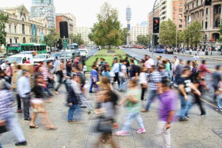 persone sfocate che passano sulle strisce pedonali
