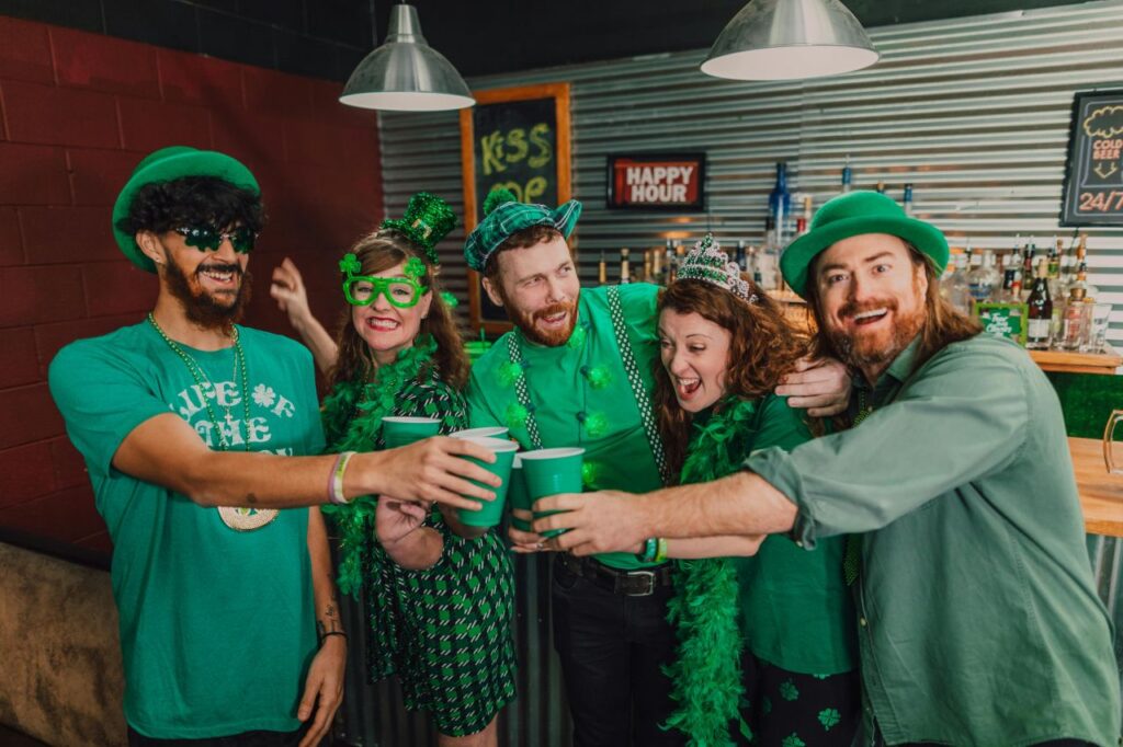 persone vestite di verde che festeggiano San Patrizio