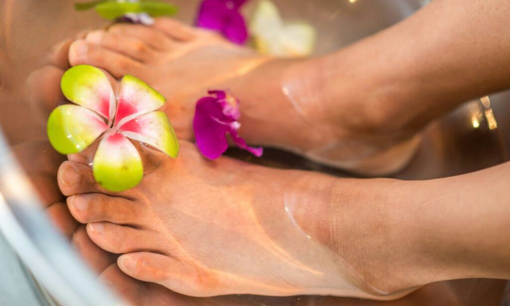 piedi ammollo con dei fiori