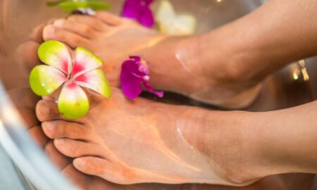 piedi ammollo con dei fiori
