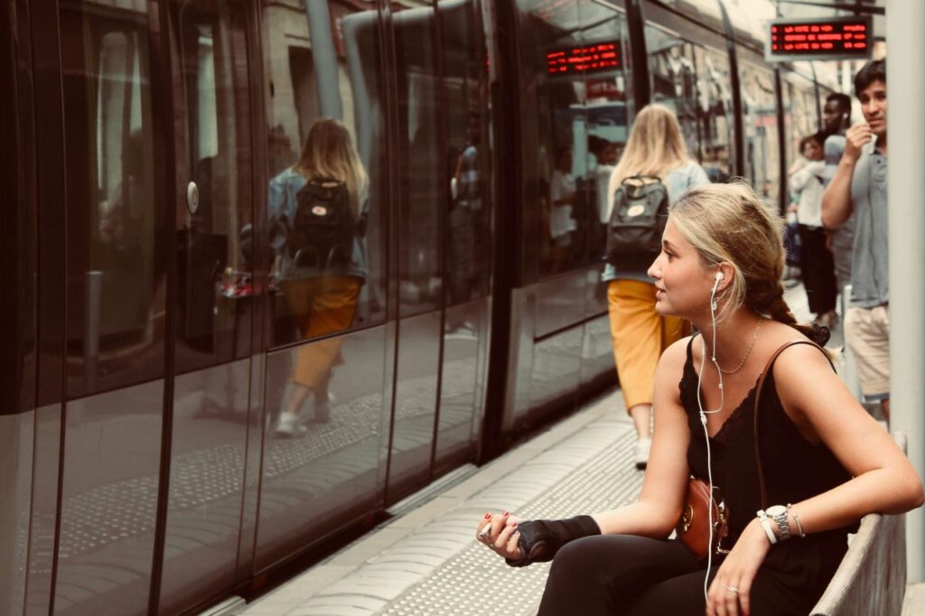 ragazza ascolta la musica con le cuffie