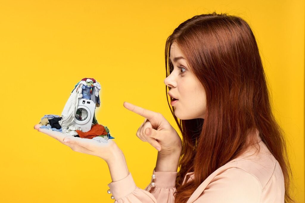 ragazza che discute con una lavatrice