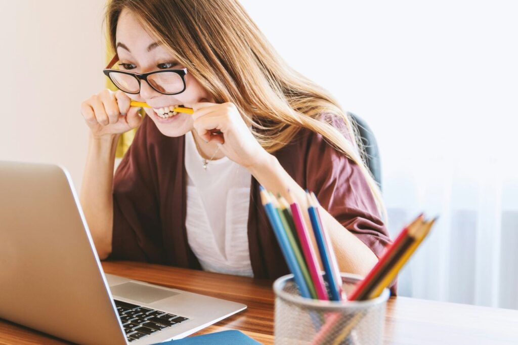 ragazza stressata che morde matita