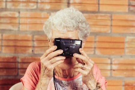 signora anziana che scatta foto