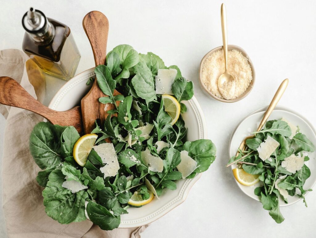 un'insalata con spinaci e limone