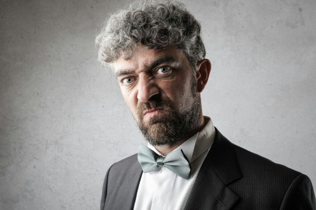 uomo perplesso con capelli bianchi