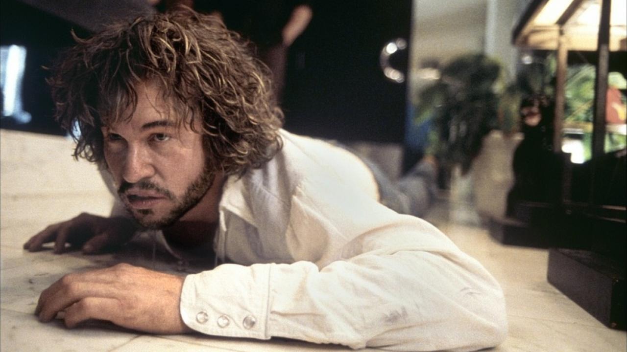 Van Kilmer nei panni di Holmes nel fil Wonderland. fonte: Lions Gate film