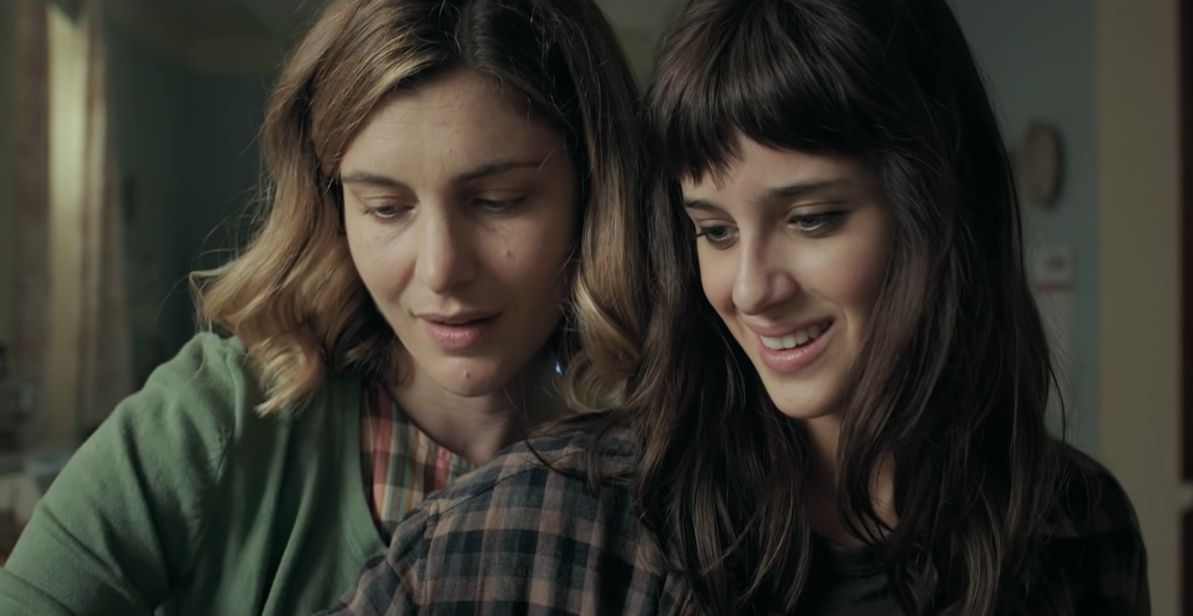 Vittoria Puccini e Benedetta Porcaroli in una scena del film 18 regali