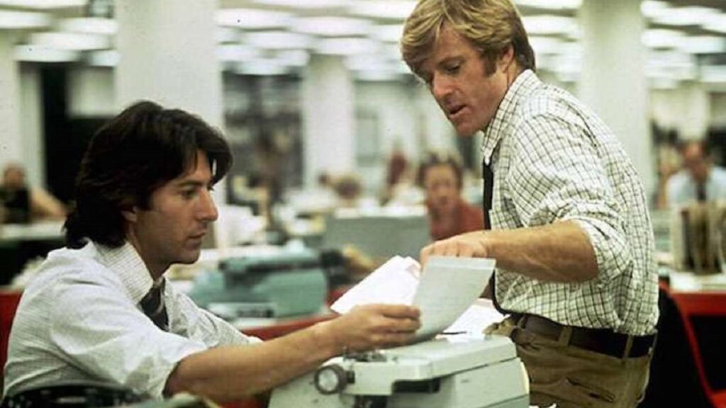 Dustin Hoffman e Robert Redford in una scena di "Tutti gli uomini del Presidente", in cui interpretano Carl Bernstein e Bob Woodward