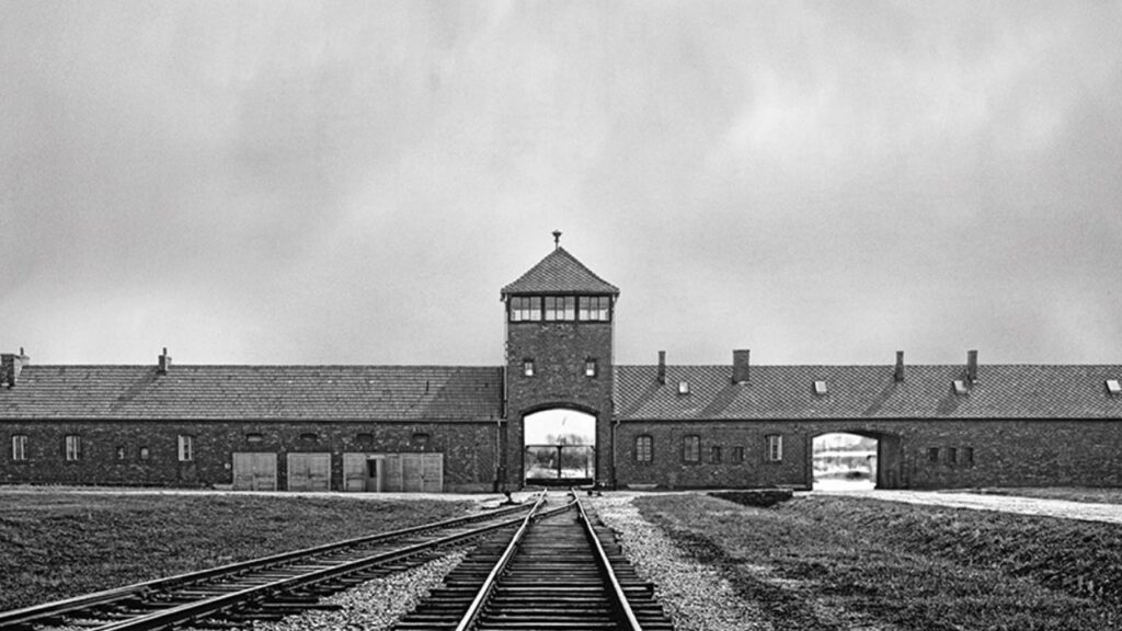 L'entrata di Auschwitz II - Birkenau vista dalla rampa dei treni interna al campo