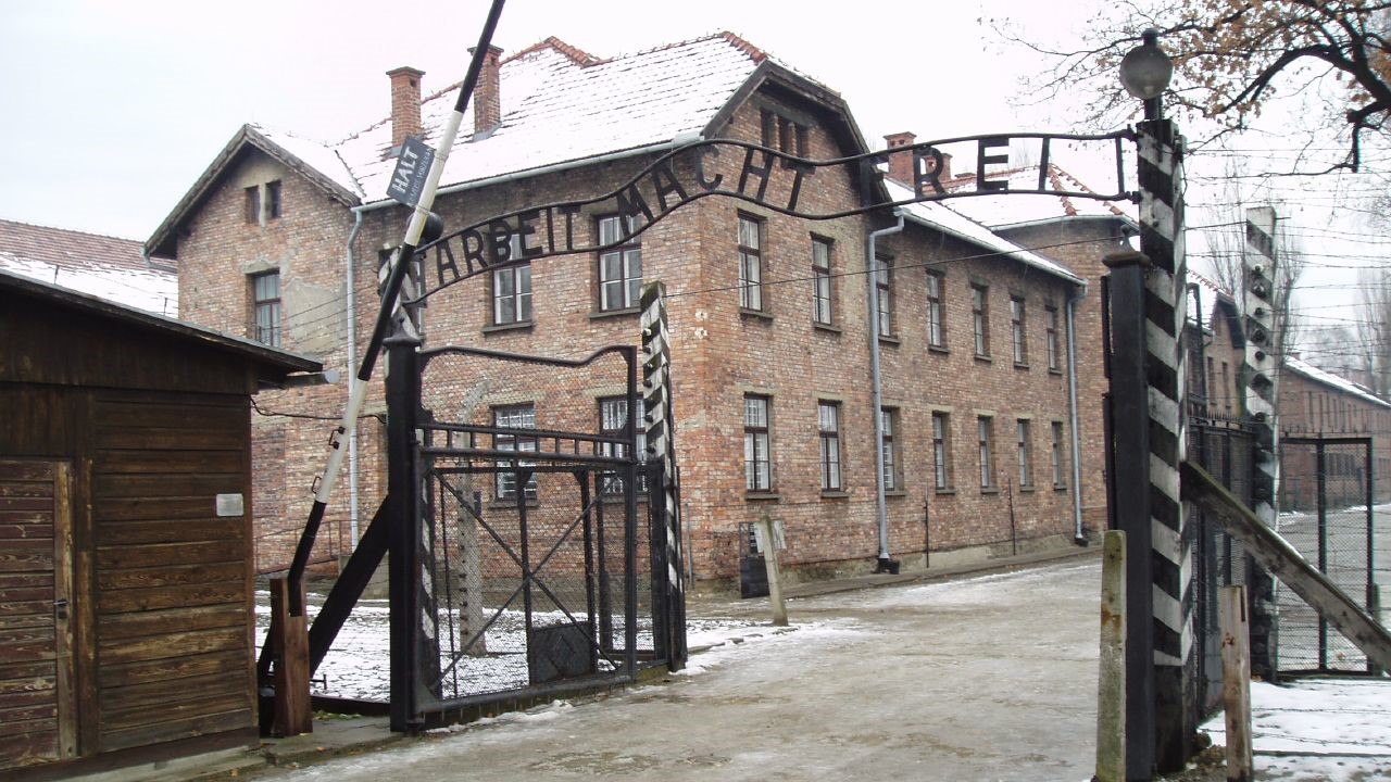 L'ingresso del campo di concentramento di Auschwitz, in cui Primo Levi fu imprigionato per quasi un anno