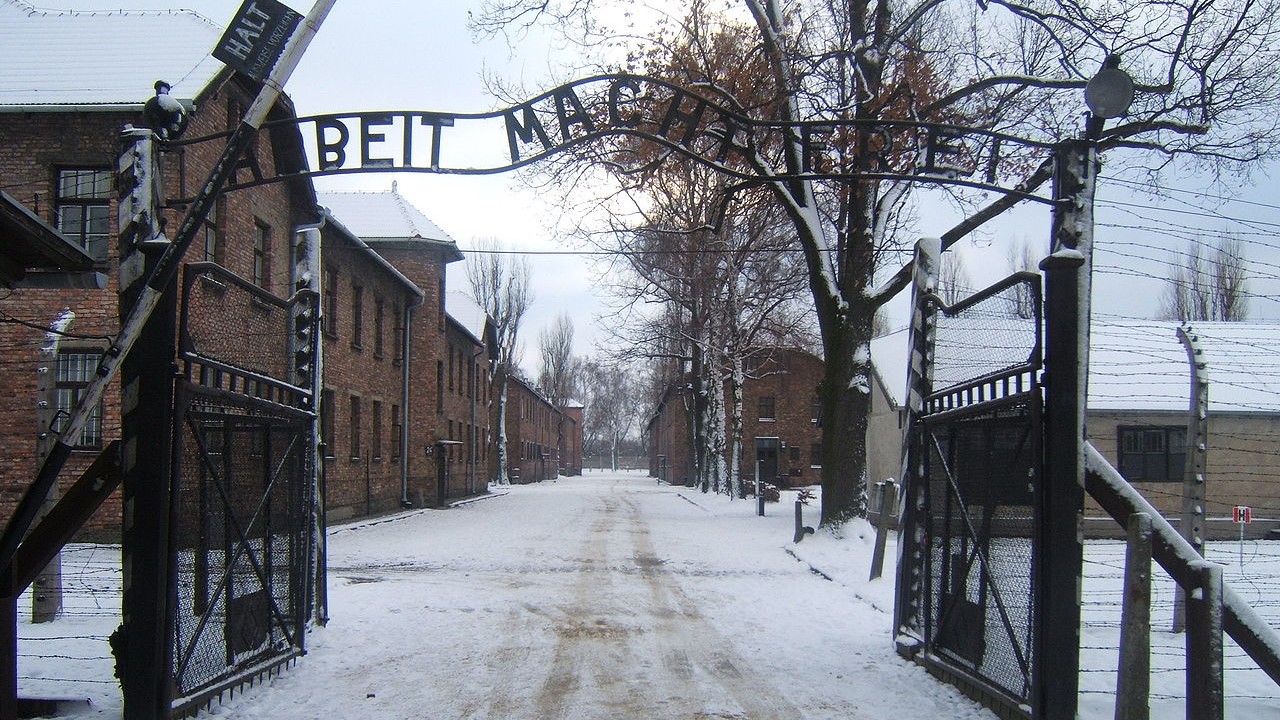Il cancello d'ingresso di Auschwitz I, con la celebre scritta "Arbeit macht frei" (il lavoro rende liberi)