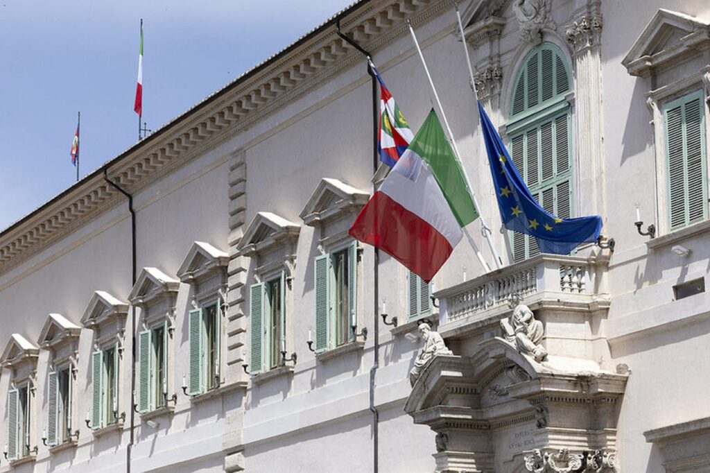 Bandiere a mezz'asta al Quirinale