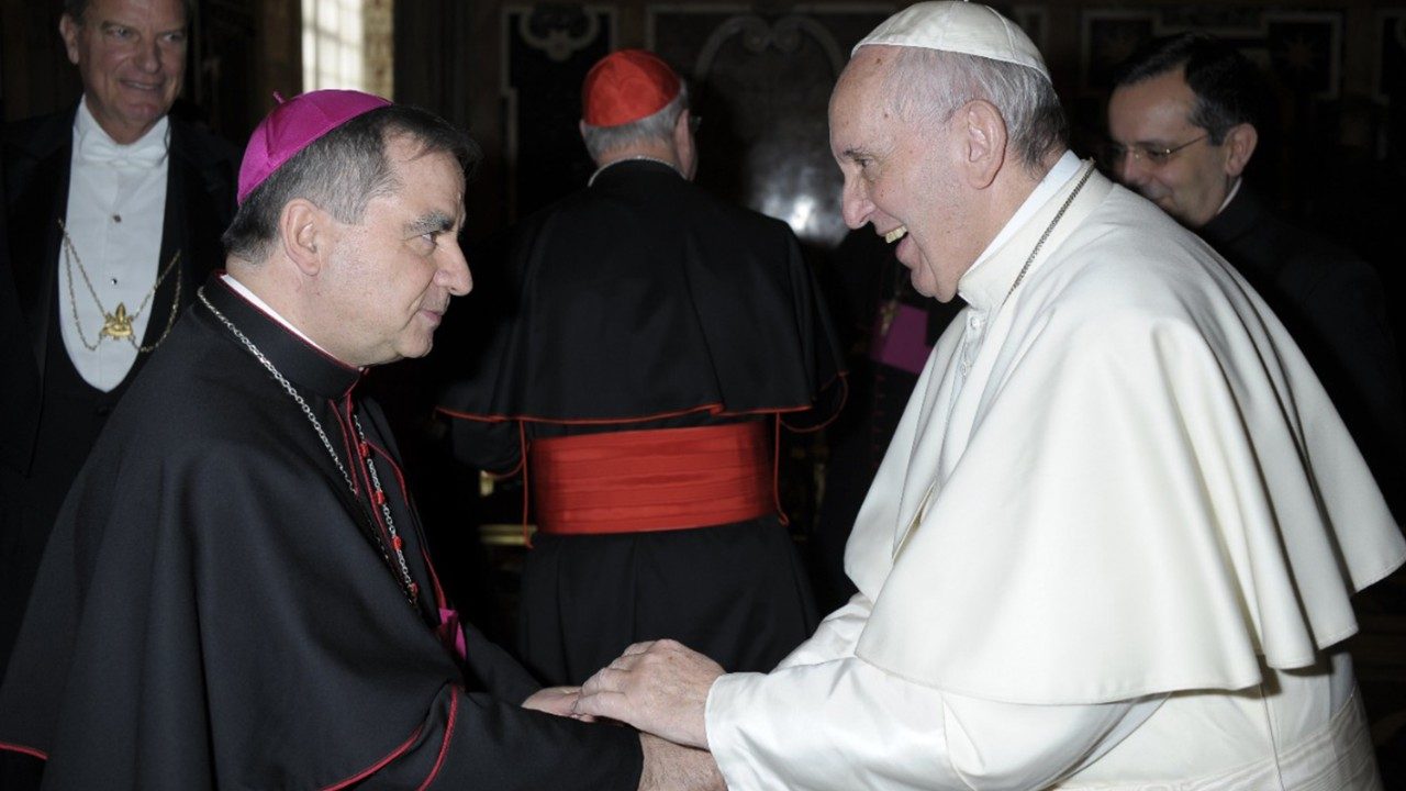 Becciu e Papa Francesco