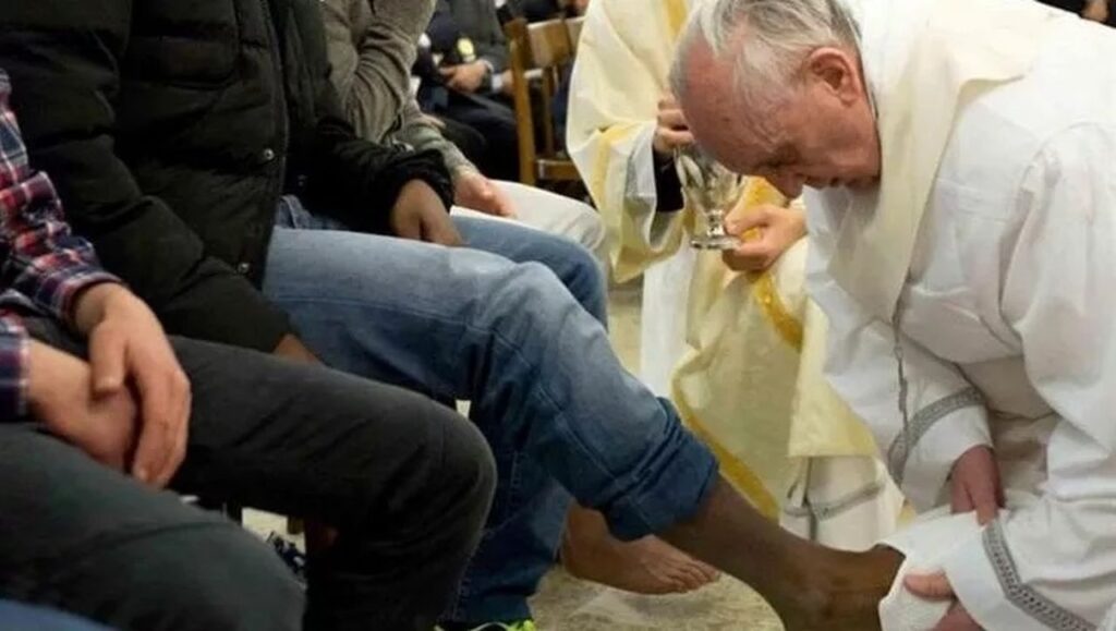 Bergoglio che fa la lavanda dei piedi