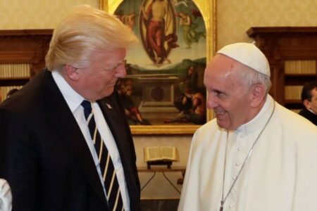 Donald Trump scherza: “Mi piacerebbe essere Papa” (poi dà il suo favorito) Donald Trump e Papa Francesco