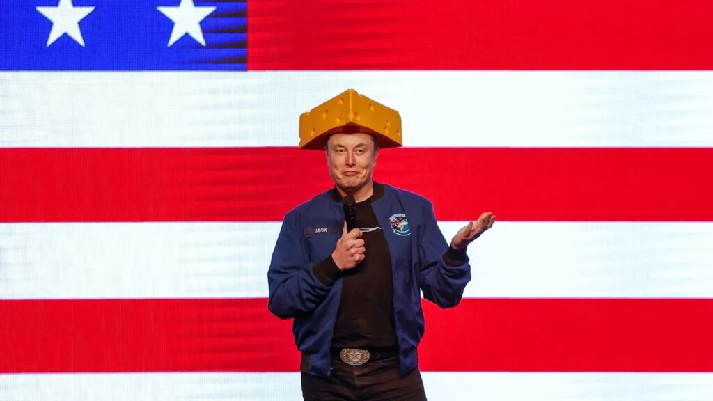 Elon Musk con il cappello a formaggio del Wisconsin