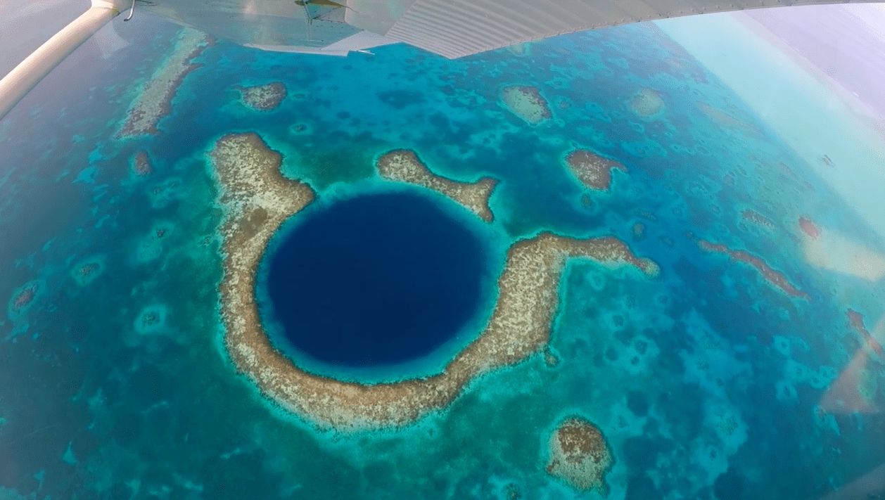 Il Great Blue Hole in Belize visto dall'alto